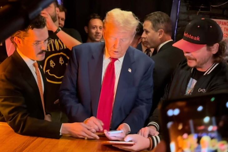 Jour historique pour les cryptos : Donald Trump paie des hamburgers en Bitcoin à New York